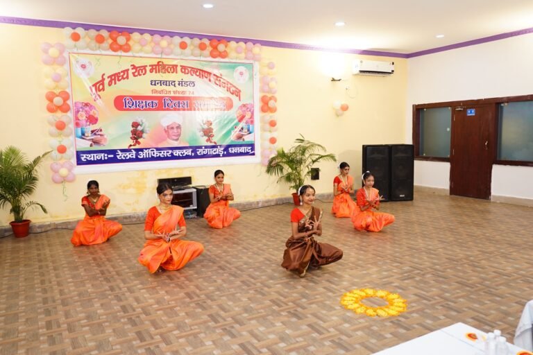 केन्‍द्रीय मंत्रिमंडल ने पश्चिम बंगाल, झारखंड, ओडिशा, मध्य प्रदेश और छत्तीसगढ़ राज्यों के 14 जिलों को कवर करने वाली तीन मल्टीट्रैकिंग परियोजनाओं को मंजूरी दी, जिससे भारतीय रेलवे के वर्तमान नेटवर्क में लगभग 656 किलोमीटर की वृद्धि होगी