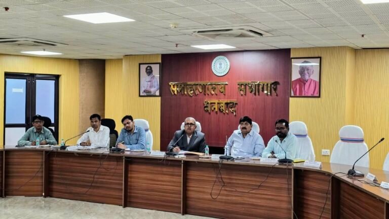 प्रमण्डलीय आयुक्त ने की मतदाता सूची के विशेष गहन पुनरीक्षण की समीक्षा