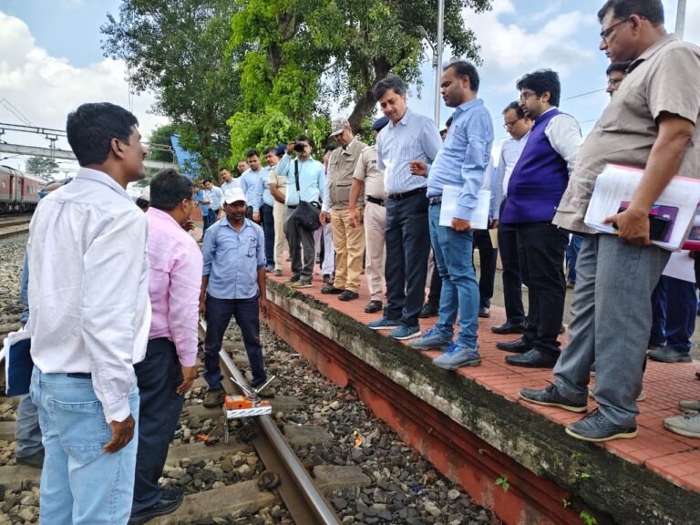 पूर्व मध्य रेल के महाप्रबंधक श्री डिम्पी गर्ग द्वारा धनबाद मंडल के विभिन्न स्टेशनांे का निरीक्षण