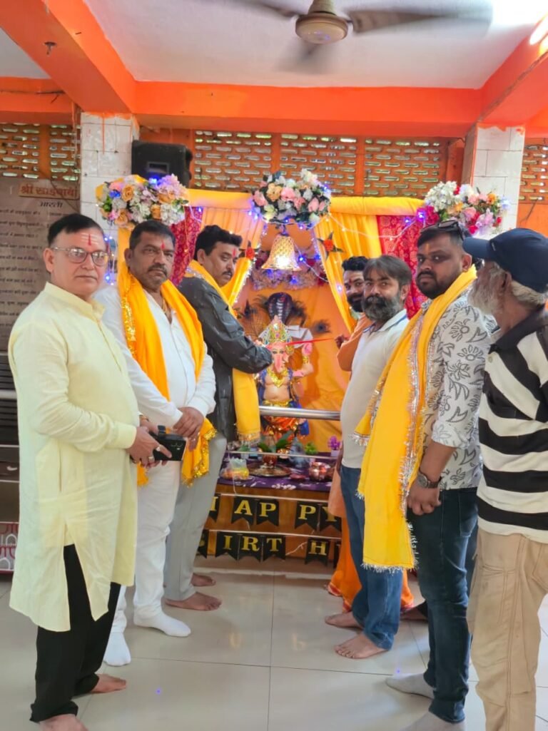 गणेश पूजा की प्रतिमा का उदय प्रताप सिंह ने किया उद्घाटन