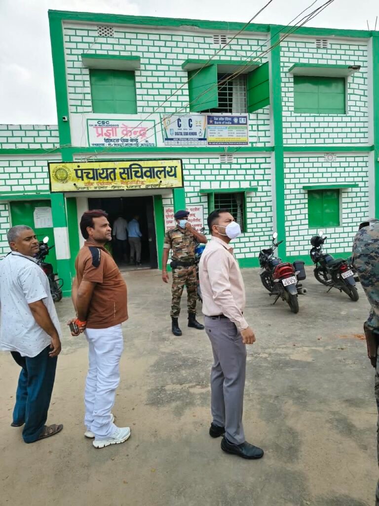 उप विकास आयुक्त ने बाघमारा प्रखंड की विभिन्न पंचायतों का किया निरीक्षण