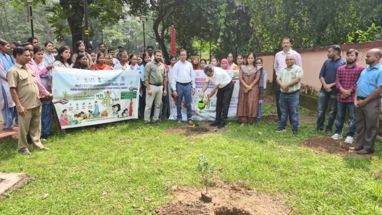 विश्व ओजोन दिवस पर पौधरोपण से शुरू हुआ दिनभर का कार्यक्रम