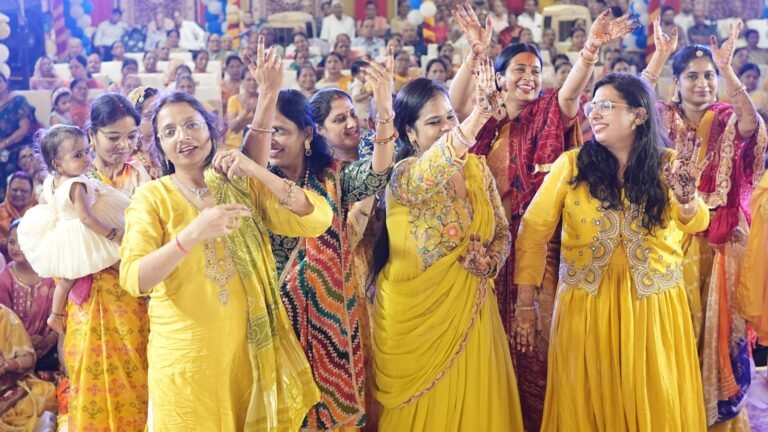नारायण के भजनों से गूंजा पुराना बाजार, कृष्ण जन्मोत्सव पर झूमे श्रद्धालु