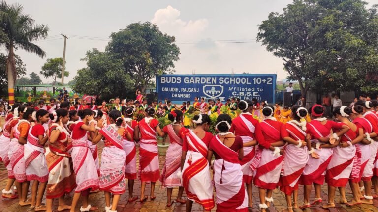 करम गीत-नृत्य से गूंजा बड्स गार्डन स्कूल, बच्चों ने दी झारखंडी संस्कृति की शानदार प्रस्तुति