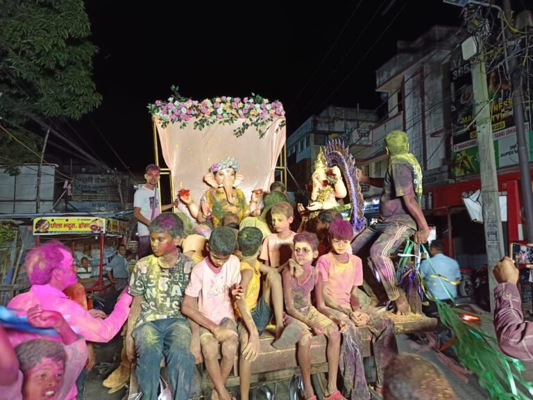 गणेश प्रतिमा विसर्जन में झूमे श्रद्धालु, महिलाओं ने भी बढ़-चढ़कर लिया हिस्सा