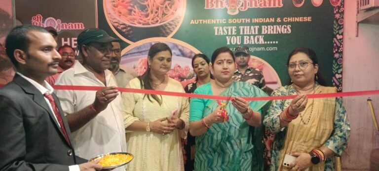 सम्राट मेगा मार्ट में ‘श्री भोजनम’ का रागिनी सिंह ने फीता काटकर किया उद्घाटन