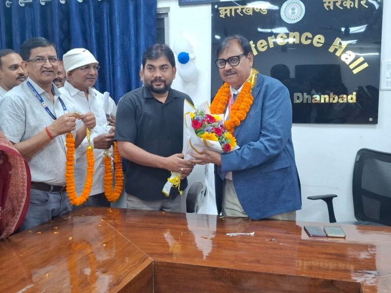 धनबाद सिविल सर्जन डॉ. आलोक कुमार विश्वकर्मा को दी गई भावभीनी विदाई।