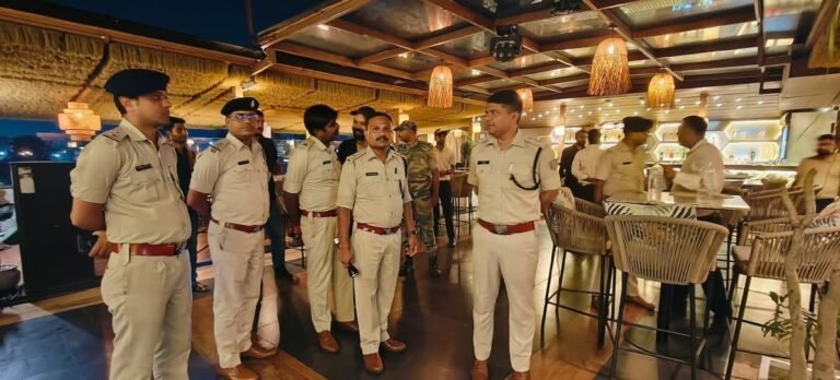 रांची में कई होटल और बार में पुलिस की ताबड़तोड़ छापेमारी, 14 लोग हिरासत में