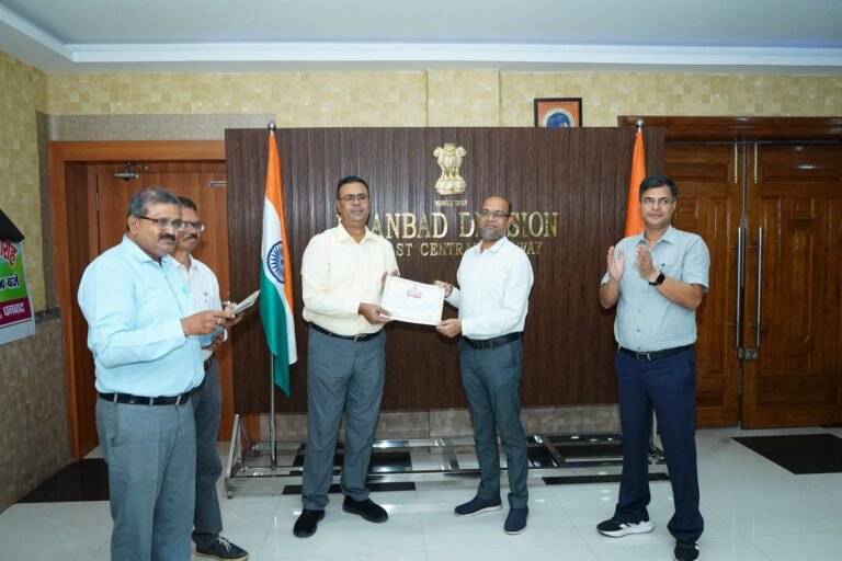 राजभाषा पखवाड़ा 2026 के अवसर पर मंडल रेल प्रबंधक कार्यालय, धनबाद में पुरस्कार वितरण समारोह का आयोजन किया गया |