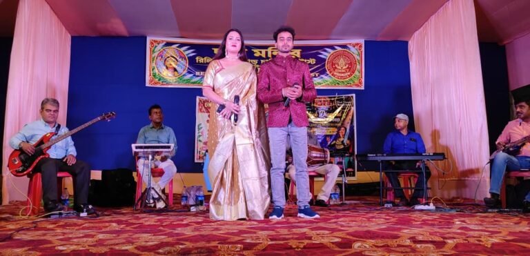 हीरापुर में ब्लैक डायमंड म्यूजिकल ग्रुप की शानदार ऑर्केस्ट्रा नाइट, गोविन्दो ठाकुर और दिशानी दत्ता की प्रस्तुति ने बांधा समां