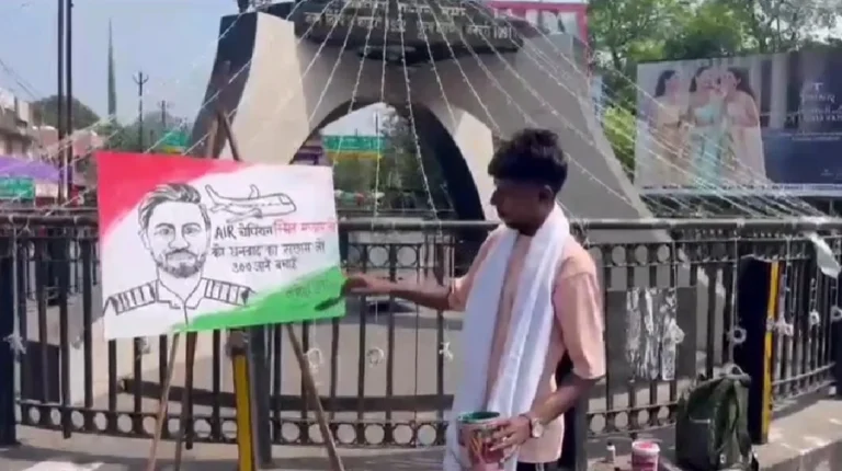 साहसी पायलट स्मित मच्छर की तस्वीर बनाकर किया सम्मान, सरकार से उचित सम्मान देने की मांग