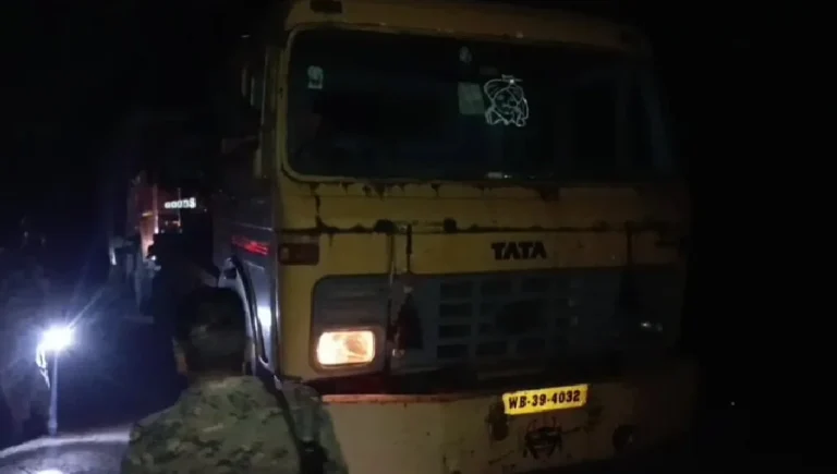 बेकाबू ट्रक ने 20 किलोमीटर तक मचाया कहर, बाइक और मवेशियों को रौंदते हुए भागा