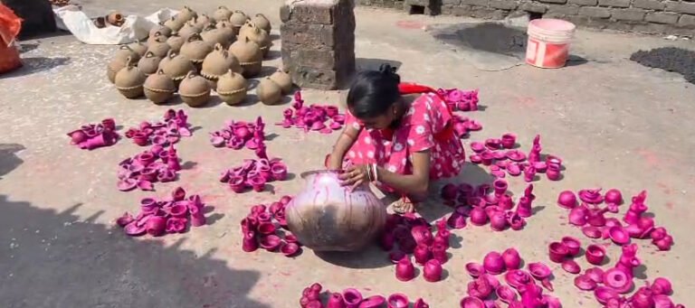 चक्रवात ‘अरनब’ की आशंका के बीच मिट्टी के खिलौनों को सुखाने और पैक करने में जुटे कुम्हार परिवारबारिश की संभावना को देखते हुए कुम्हार पट्टी का लिया जायजा
