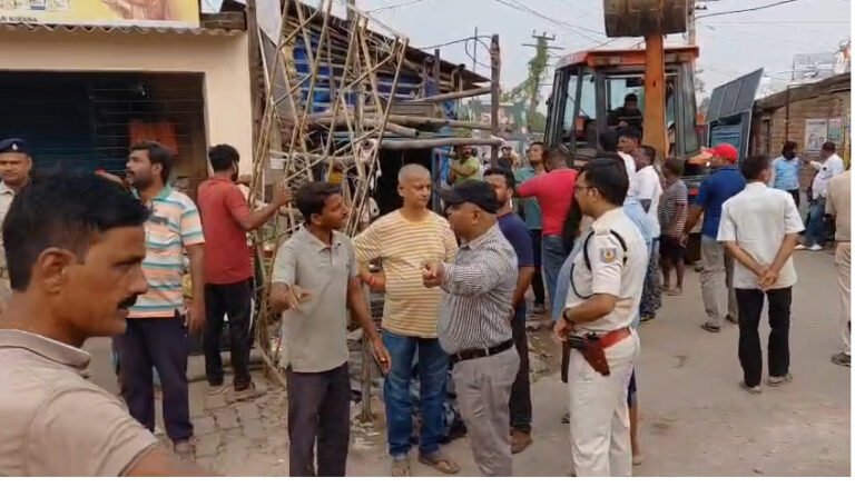 दुर्गा पूजा से पहले धनबाद में चला अतिक्रमण हटाओ अभियान