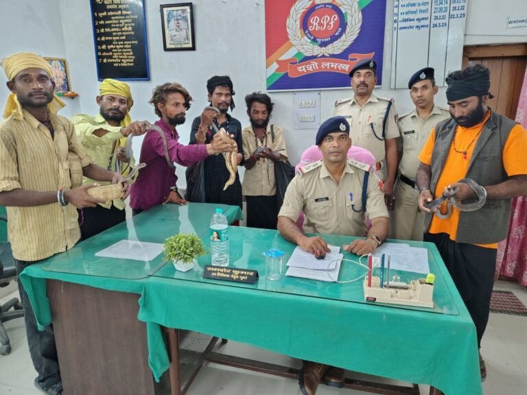 जनसेवा एक्सप्रेस में सांप दिखाकर यात्रियों से पैसे मांगने वाले 06 सपेरे पकड़े गए