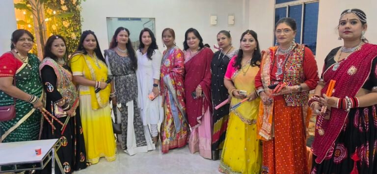 डांडिया की धुन पर झूमीं 101 महिलाएं, जया सिंह व सुनैना किन्नर ने किया डांडिया नाइट का उद्घाटन
