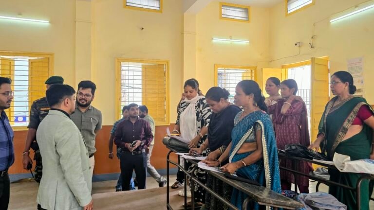 जिला निर्वाचन पदाधिकारी ने खालसा स्कूल के मतदान केंद्रों का किया निरीक्षण