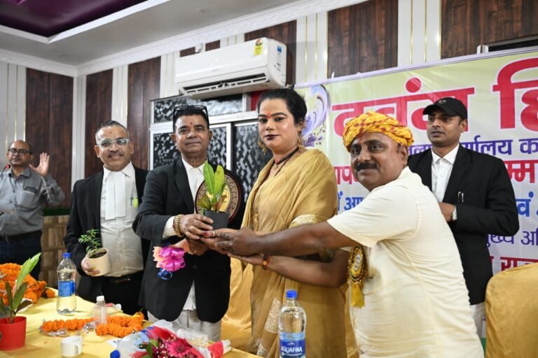 दबंग हिंद जिला कार्यालय के स्थापना दिवस पर सुनैना किन्नर सम्मानित