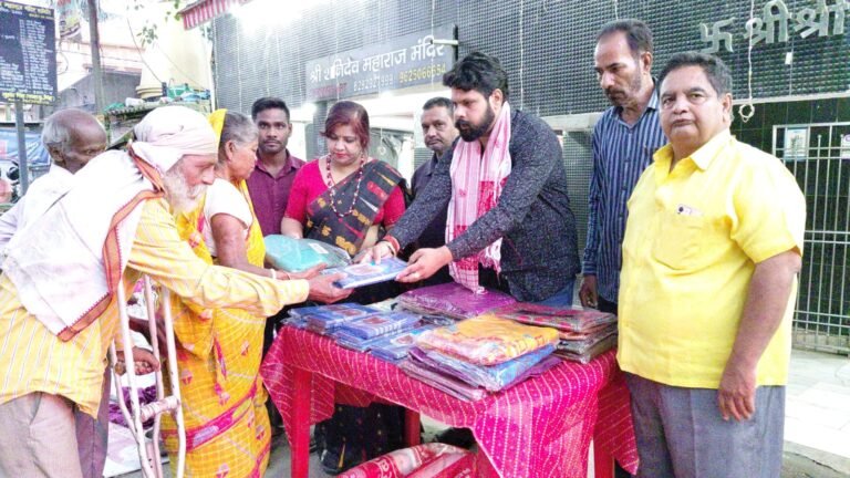 दुर्गा पूजा पर मानवता की मिसाल, बरमसिया शनि मंदिर में जरूरतमंदों के बीच वस्त्र और खाद्य सामग्री का वितरण।