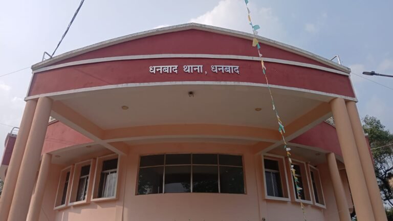 धनबाद कोर्ट परिसर में सोमवार को बड़ा बवाल हो गया
