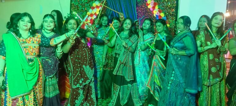 बरसाना टॉवर में डांडिया की धूम, रंग-बिरंगे परिधानों में झूमे लोग