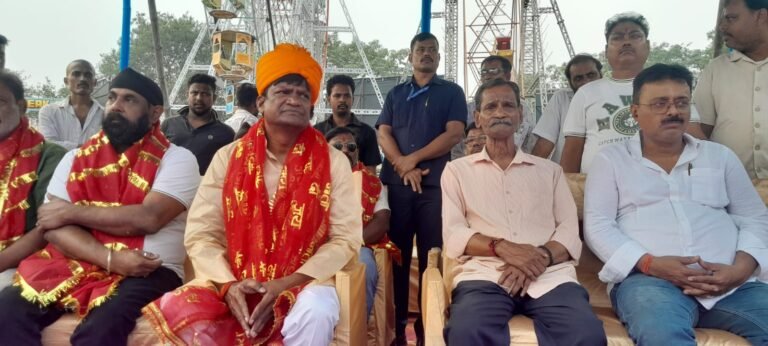 सांसद ढुल्लू महतो ने किया तेतुलतल्ला दुर्गा पूजा पंडाल का उद्घाटन, 251 महिलाओं को साड़ी वितरित