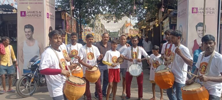 कुड़कुडी धुन 18 वर्षों से तेतुलतल्ला में दे रहे प्रस्तुति, जेम्स एंड हार्पर ने किया सम्मानित