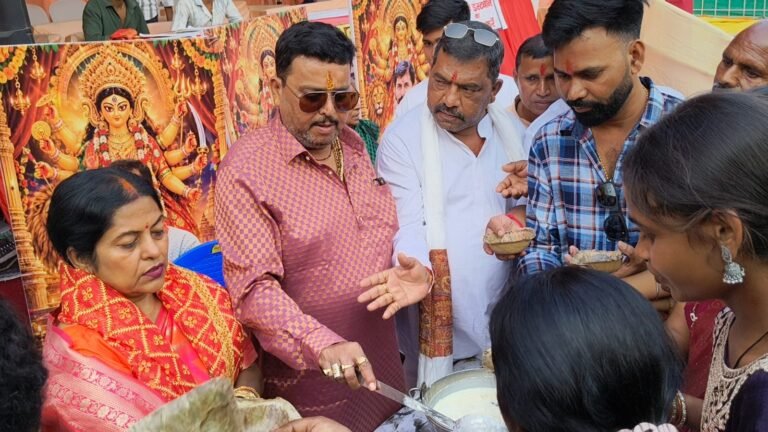 न्यू स्टेशन रेलवे कॉलोनी दुर्गा पूजा पंडाल में उमड़ रहे श्रद्धालु, रेनू सिंह ने किया प्रसाद वितरण