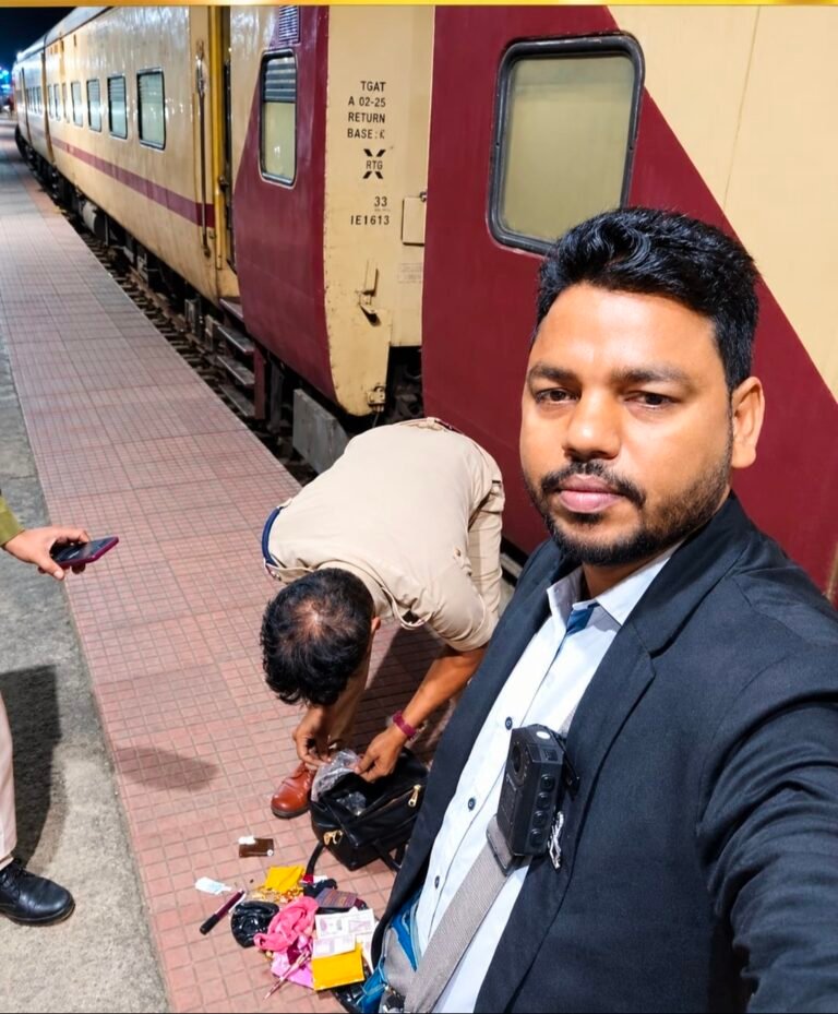 धनबाद मंडल के टिकट जांच कर्मचारी ने ईमानदारी एवं कर्तव्यनिष्ठा का परिचय देते हुए महिला यात्री का खोया पर्स सुरक्षित आरपीएफ को सौंपा |