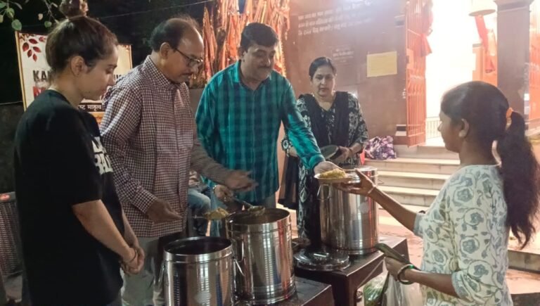 मां की रसोई के तहत जरूरतमंदों के बीच बांटी गई खिचड़ी और हलुआ