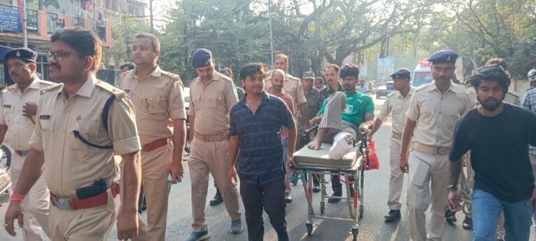 धनबाद के अभिजीत सिंह हत्याकांड में दो आरोपी गिरफ्तार, एक स्ट्रेचर पर तो दूसरा लंगड़ाते हुए पहुंचा जेल