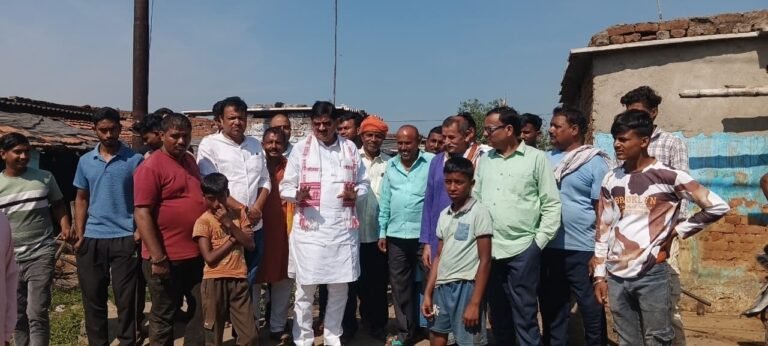 बारामुड़ी में आशियाना उजड़ने के डर से सहमे लोगों से मिले विधायक राज सिन्हा, डीसी से करेंगे बात