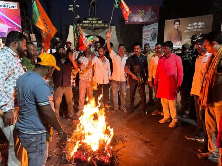 प्रधानमंत्री मोदी के दिवंगत पिता पर कथित अमर्यादित टिप्पणी के विरोध में कांग्रेस अध्यक्ष खड़गे का पुतला दहन