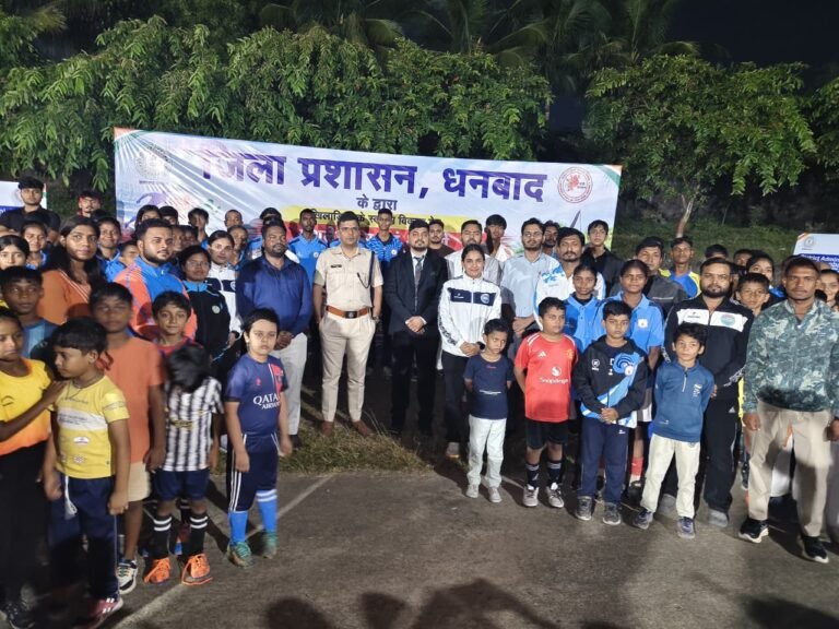धनबाद के खिलाड़ियों को मिली नई सौगात, एथलेटिक्स एवं आर्चरी की खेल सामग्री का लोकार्पण