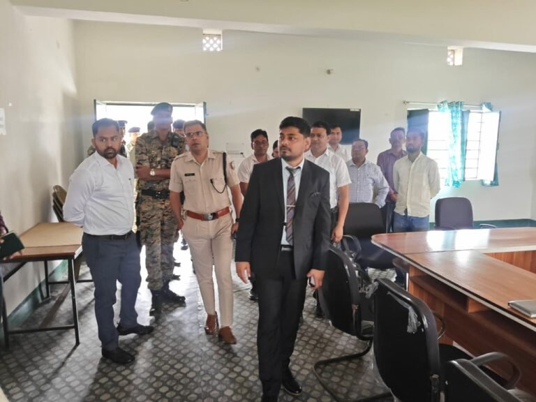 उपायुक्त ने विभिन्न प्रखंडों में सरकारी संस्थानों, विकास कार्यों तथा योजनाओं का किया निरीक्षण