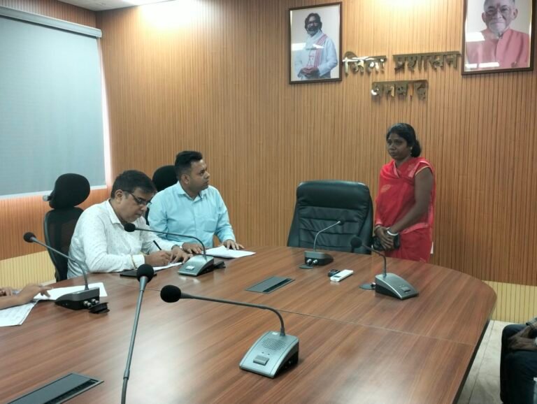 जनता दरबार में विभिन्न समस्याओं को लेकर लोगों ने रखी अपनी शिकायतें; समाधान हेतु संबंधित अधिकारियों को दिए गए आवश्यक दिशा निर्देश